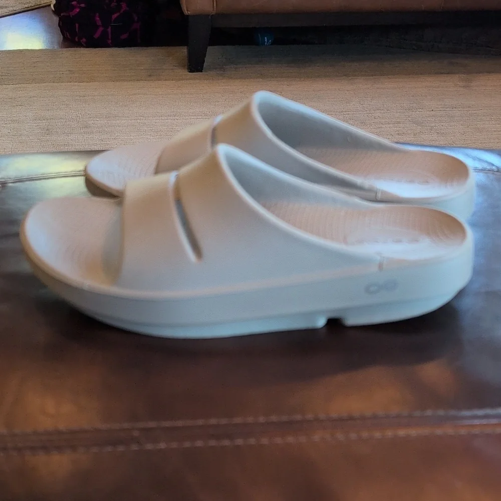 Oofos Grey Slides 7 - Picture 4 of 11